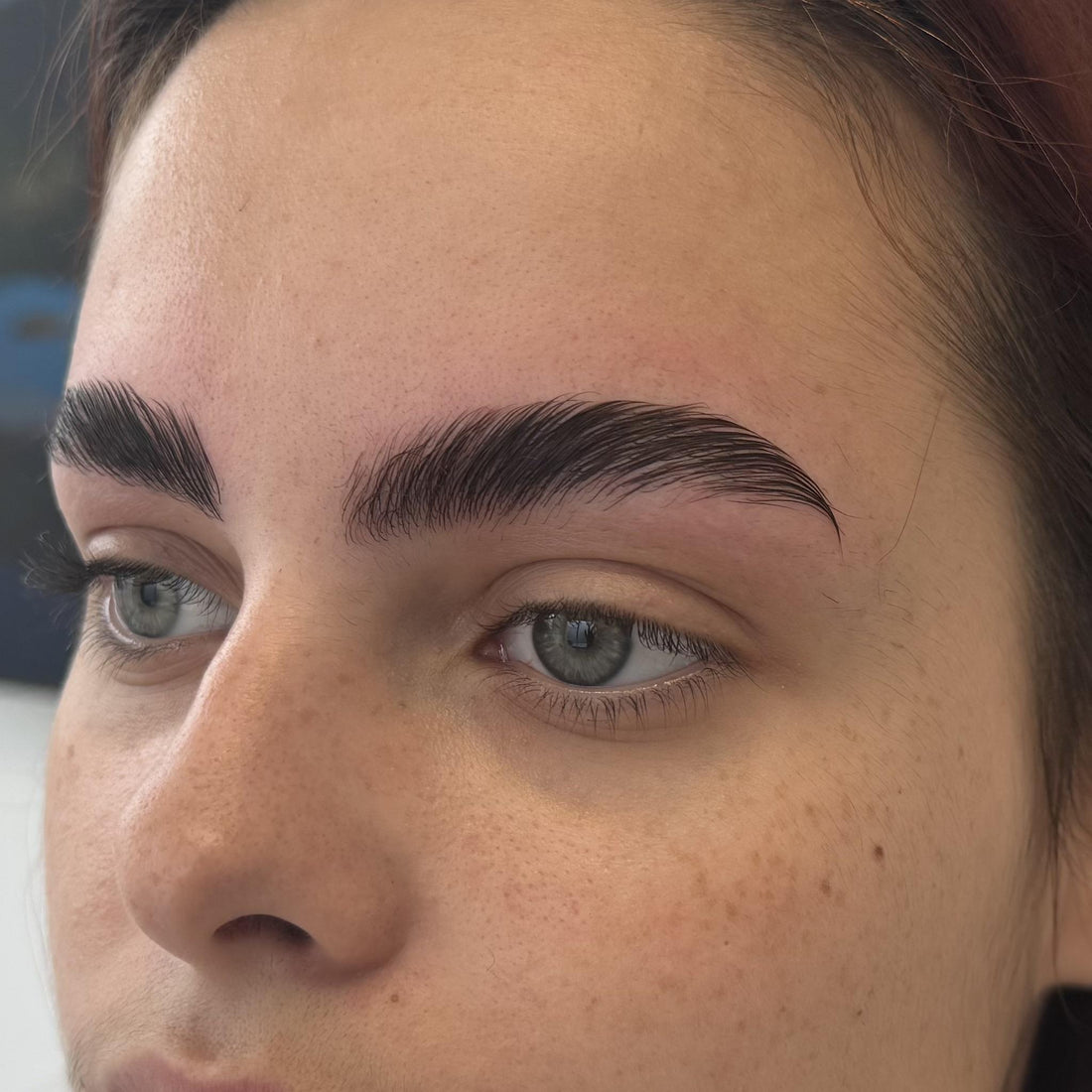 Beauté des sourcils à Genève: Techniques modernes pour des sourcils impeccables