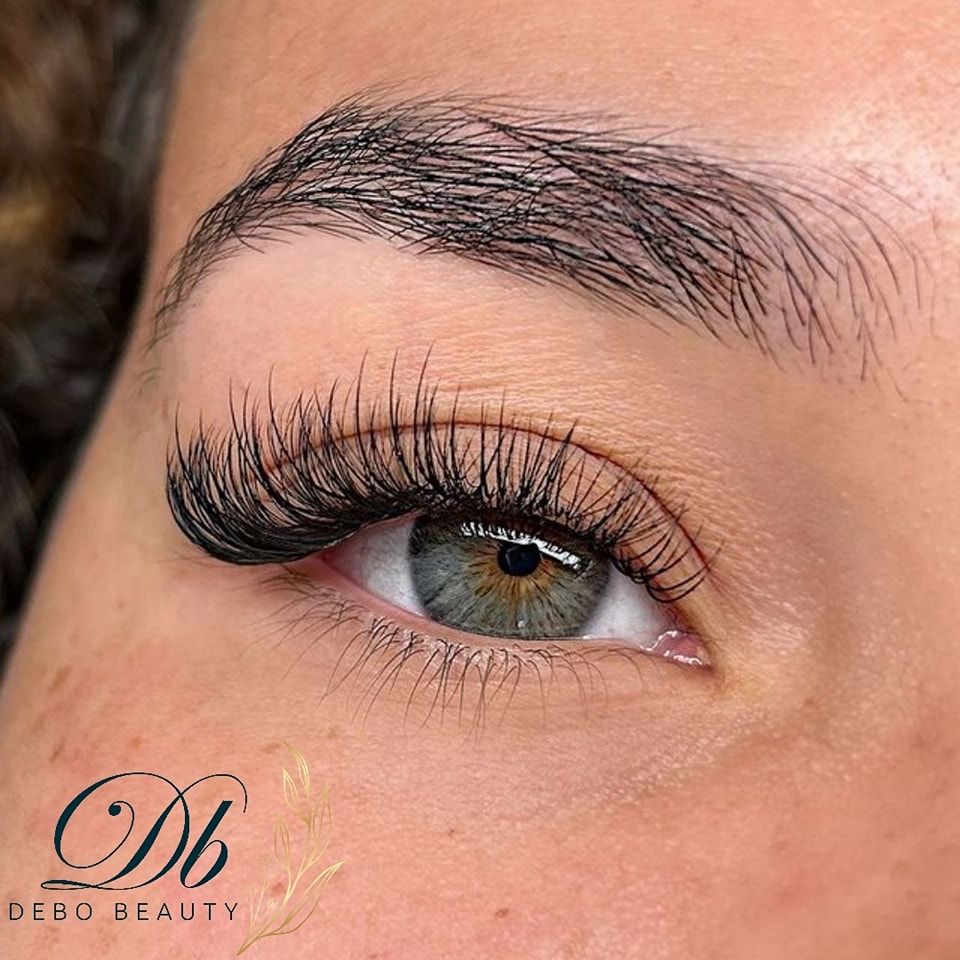 Extensions de cils classiques ou volume : comment choisir la technique idéale ?