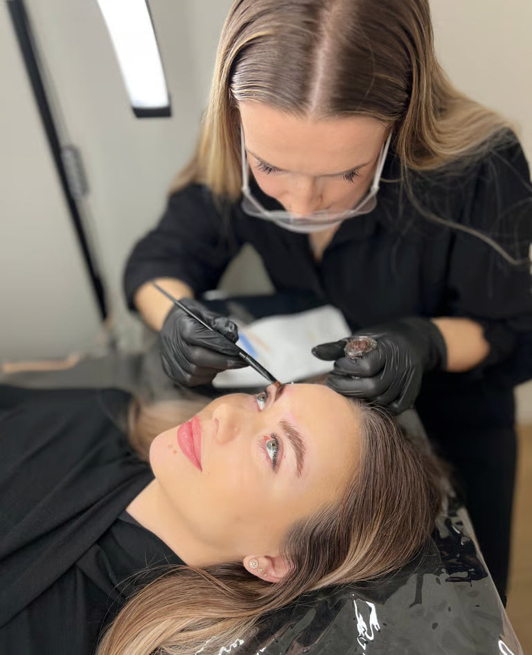 Formations en ligne en beauté du regard : apprendre le lash lift et le brow lift à distance