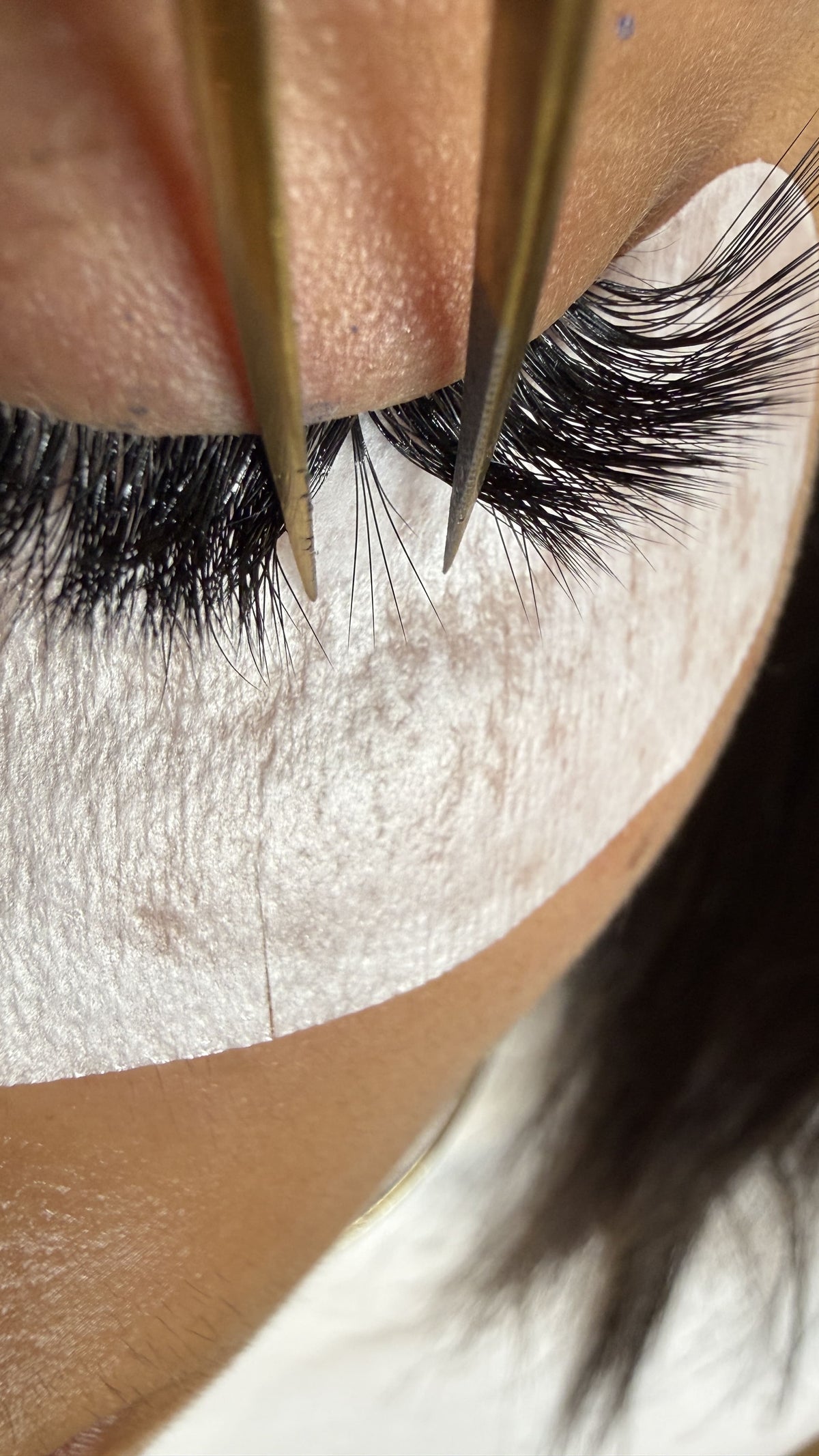 Pose d’extensions de cils Volume Russe avec patch sous l’œil